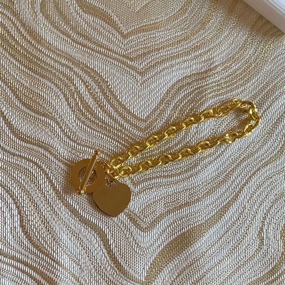 🌷$4 Bundle Add-on ~ Gold Plated Chain Bracelet w Toggle Clasp and Heart Charm - Picture 3 of 17
